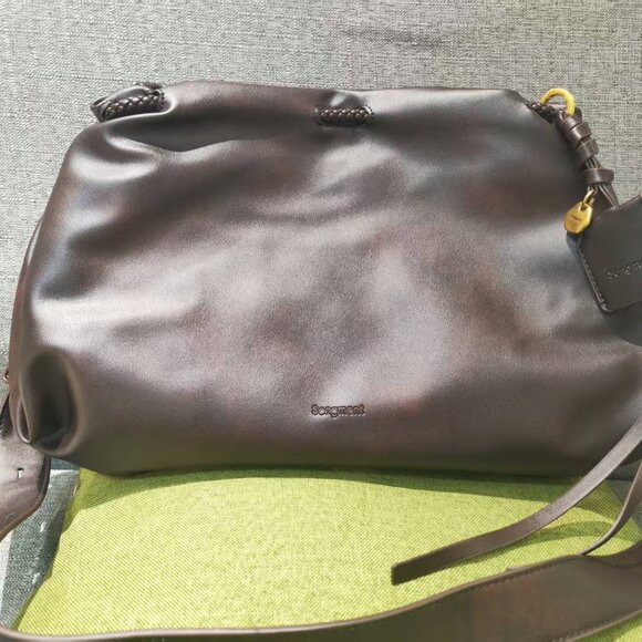 Yamashita has a large tote bag by Matsuyama. - Picture 1 of 6